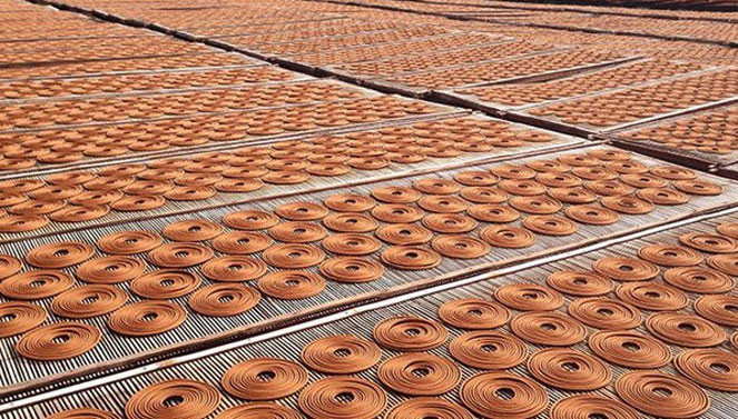 Một cơ sở sản xuất hương ở Đan Phượng, Hà Nội từng thưởng Tết cho công nhân 100.000 đồng/người và mỗi loại hương thắp một bó. Ảnh minh họa.