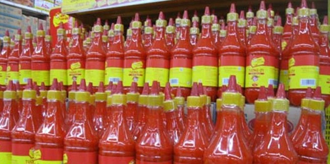 Nhiều người vẫn còn nhớ vào dịp Tết Nguyên đán 2014, một công ty ở TP.HCM quyết định thưởng cho mỗi nhân viên một thùng tương ớt ăn Tết, riêng lãnh đạo sẽ được nhận tới 2 thùng. Ảnh minh họa.