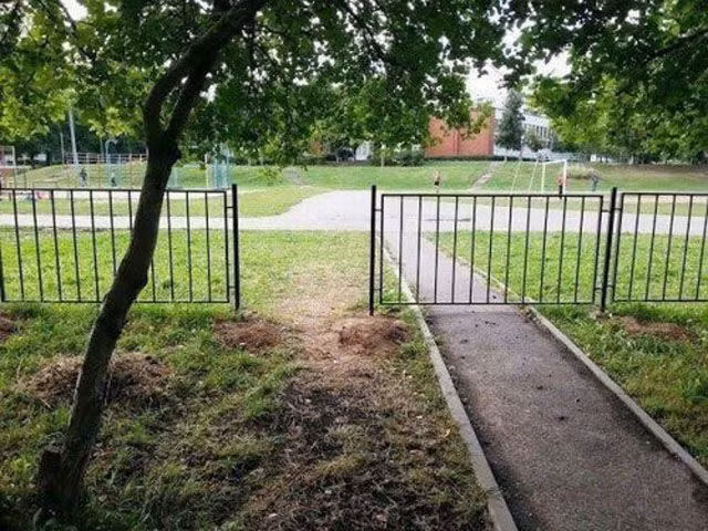 Thật khó hiểu khi lối vào bị chặn lại.