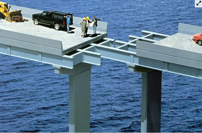 Ai cũng thắc mắc rằng không hiểu kiến trúc sư chính của cây cầu này là ai và vì sao có thể tạo ra một lối đi "đánh đố" đến vậy?