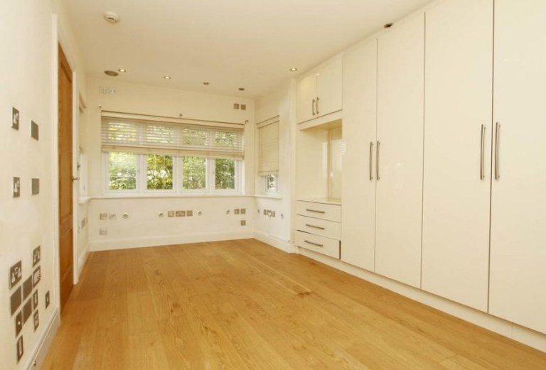 Mọi người xôn xao bàn bán về lý do khiến ngôi nhà có quá nhiều ổ cắm như vậy. Có người đùa rằng căn phòng này trước kia chắc thuộc về nơi làm việc của CIA, hoặc của một người nghiện chơi điện tử.