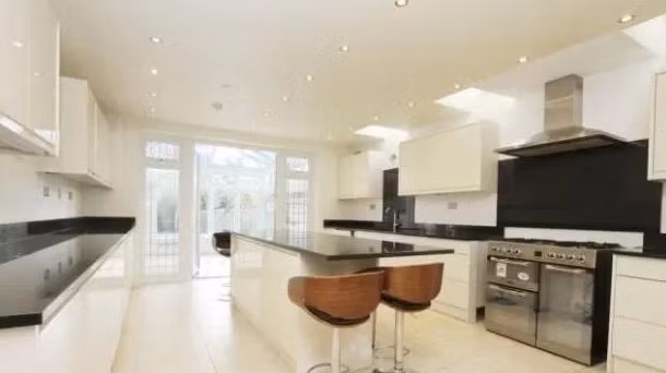 Tuy nhiên, đại diện của đại lý bất động sản cho biết, ciệc có hàng trăm ổ cắm như vậy chỉ là yêu cầu của chủ sở hữu cũ khi tân trang nhà.