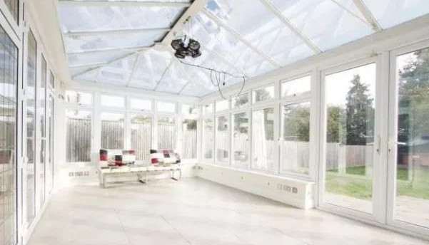 Khu vực nhà kính ít ổ cắm hơn các phòng khác nhưng vẫn nhiều ổ căm hơn bạn nghĩ. Nguồn ảnh: Thesun, Metro.