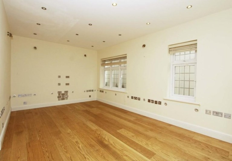 Các ổ cắm nằm ngẫu nhiên trên tường phòng ngủ và phòng khách.