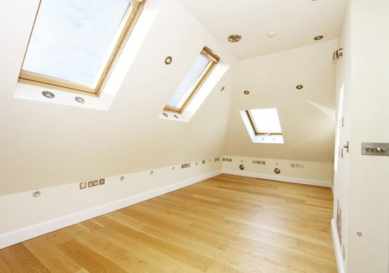 Trần nhà cũng được gắn các đèn chiếu sáng dường như không tuân theo quy tắc nào.