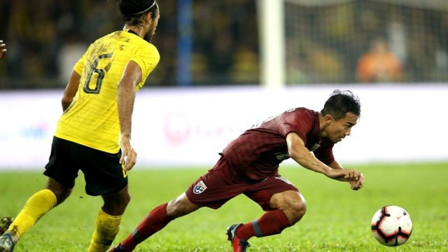 Tuyển Thái Lan được cho là tự bắn vào chân mình trong trận gặp Malaysia. Ảnh: Siam Sport.