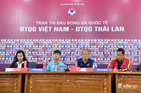 Trong buổi họp báo trước trận đấu Việt Nam - Thái Lan vào sáng 18/11, HLV Park Hang Seo đã trả lời phóng viên rằng Công Phượng sẽ ghi bàn vào ngày mai 19/11. Ảnh: Infonet.