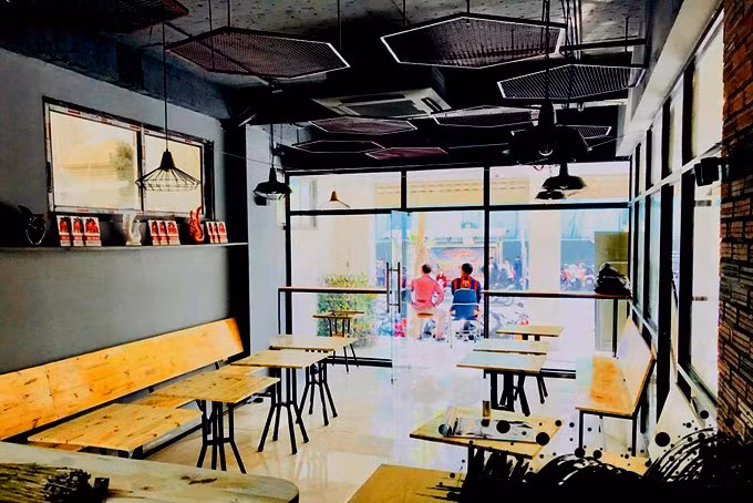 Nội thất chủ yếu bằng gỗ vẫn giữ vững tinh thần “phố núi” của quán cafe ở Gia Lai. Ảnh: Thietkemoon.