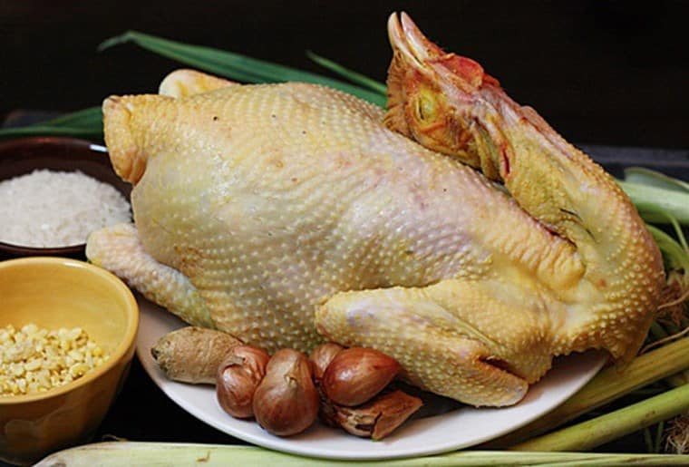 Thịt gà hỏng thường có màu vàng thẫm, vàng tím hoặc vàng tối sẫm, mắt vẩn đục, nhắm nghiền. Nguồn ảnh: Facebook.