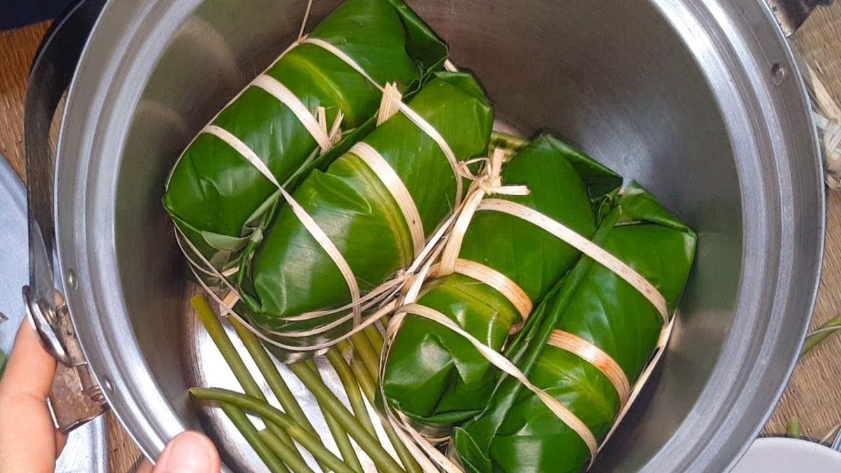 Vỏ bánh chưng có chút màu đen, cầm không chắc chắn cũng có khả năng luộc bằng pin. Bánh chưng luộc bình thường, vỏ màu xanh nhạt hoặc ngả màu hơi vàng.