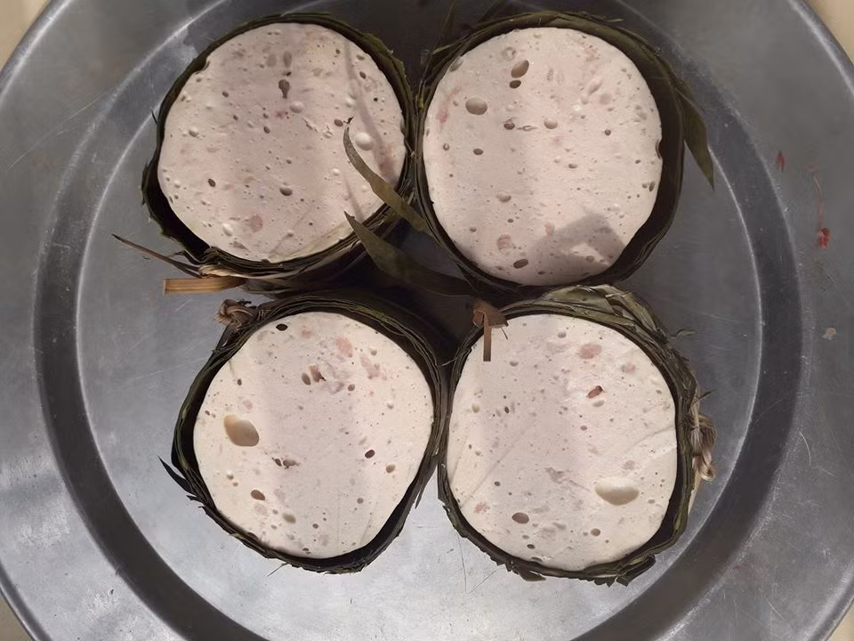 Trường hợp mua giò, cần cắt miếng. Nếu giò không có nhiều lỗ nhỏ trên mặt là bị pha thêm bột.