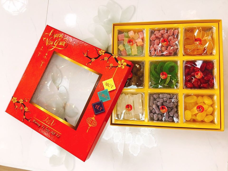 Khi mua nên chọn mứt có màu nhạt, độ ẩm thấp. Các sản phẩm mứt có độ ẩm 8-9% thì khả năng sử dụng hóa chất bảo quản sẽ nhiều hơn.