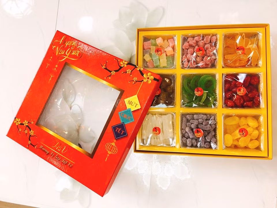 Khi mua nên chọn mứt có màu nhạt, độ ẩm thấp. Các sản phẩm mứt có độ ẩm 8-9% thì khả năng sử dụng hóa chất bảo quản sẽ nhiều hơn.