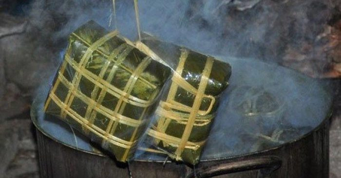 Để tránh mua phải bánh chưng luộc bằng pin, khách hàng cần chú ý đến vỏ lá. Tuyệt đối không chọn bánh có màu ánh tím hay xanh mướt.