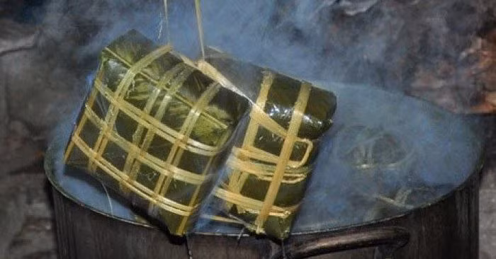 Để tránh mua phải bánh chưng luộc bằng pin, khách hàng cần chú ý đến vỏ lá. Tuyệt đối không chọn bánh có màu ánh tím hay xanh mướt.