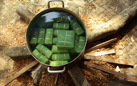 Nhằm rút ngắn thời gian luộc, không ít người kinh doanh luộc bánh chưng bằng pin thay vì cách luộc truyền thống.