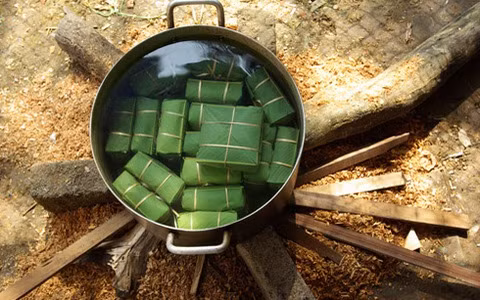 Nhằm rút ngắn thời gian luộc, không ít người kinh doanh luộc bánh chưng bằng pin thay vì cách luộc truyền thống.