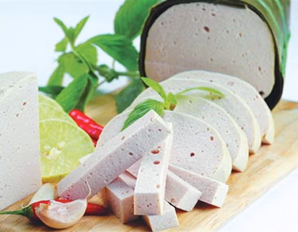 Ngoài ra, muốn thử giò, chả có hàn the hay không, lấy miếng giấy nghệ (giấy thử ngâm nước nghệ tươi rồi phơi khô) ấn vào bề mặt. Sau một phút, nếu giấy nghệ chuyển từ màu vàng sang đỏ là thực phẩm có hàn the.