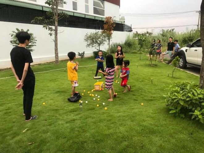 Bãi cỏ xanh mướt là nơi vui đùa của lũ trẻ. Ảnh: FBNV.