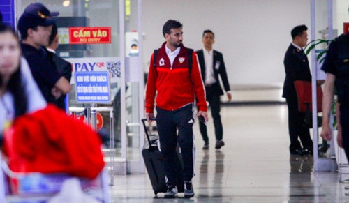 Khác với nhiều đội tuyển ở châu Á, các cầu thủ UAE di chuyển bằng chuyên cơ riêng để tránh mọi rắc rối. Ảnh: Giaoducthoidai.