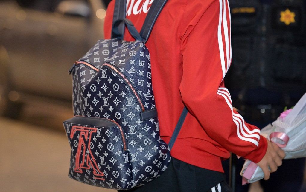 Bên cạnh đó là những chiếc ba lô của thương hiệu thời trang cao cấp Louis Vuitton, thường có giá hơn 40 triệu đồng. Ảnh: Zing.