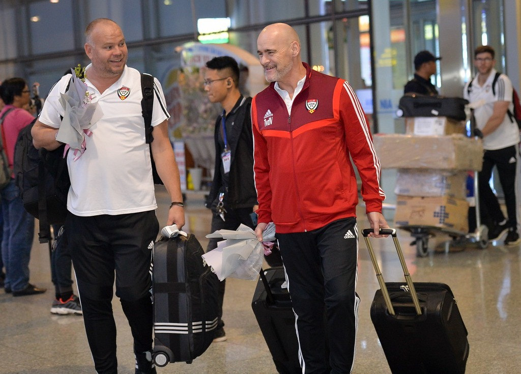 Để chuẩn bị cho trận gặp đội tuyển Việt Nam trên sân Mỹ Đình vào ngày 14/11, trong khuôn khổ vòng loại World Cup 2022, khoảng 23h30 ngày 12/11, đội tuyển UAE đã đến sân bay Nội Bài (Hà Nội). Ảnh: Zing.