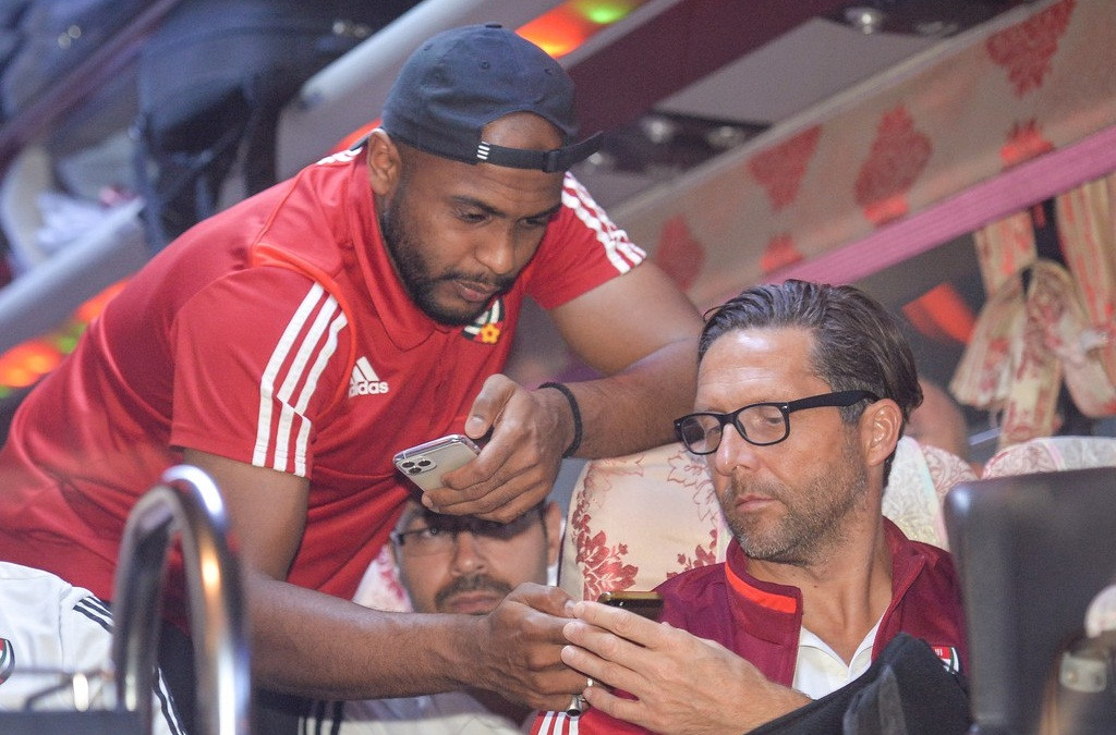 Không ít cầu thủ đội tuyển UAE sử dụng chiếc iPhone 11 Pro Max giá vài chục triệu đồng. Ảnh: Zing.