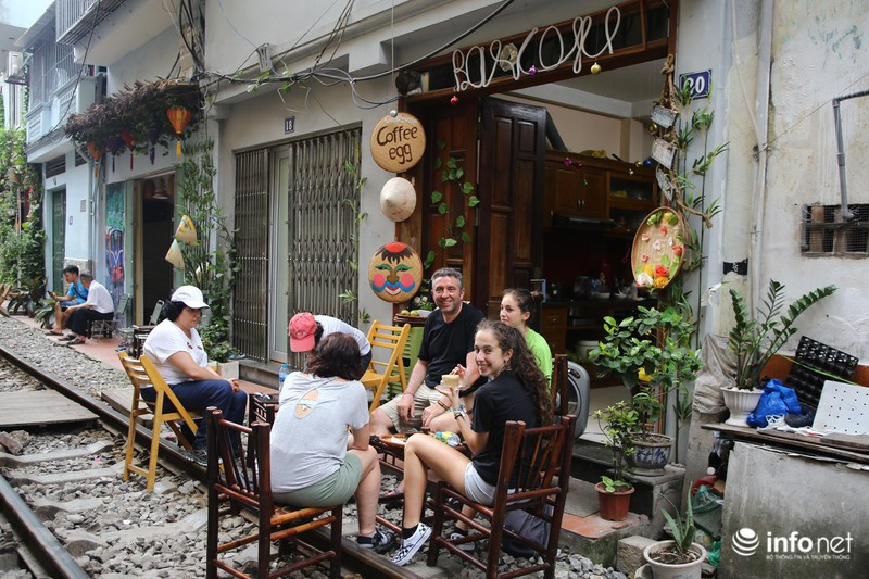 Cụ thể, khu vực cần rà soát chính là các quán cafe đường tàu đoạn đi qua khu vực phố Phùng Hưng - Trần Phú, là nơi giới trẻ Việt Nam cũng như du khách nước ngoài coi đây là điểm thư giãn lý tưởng.