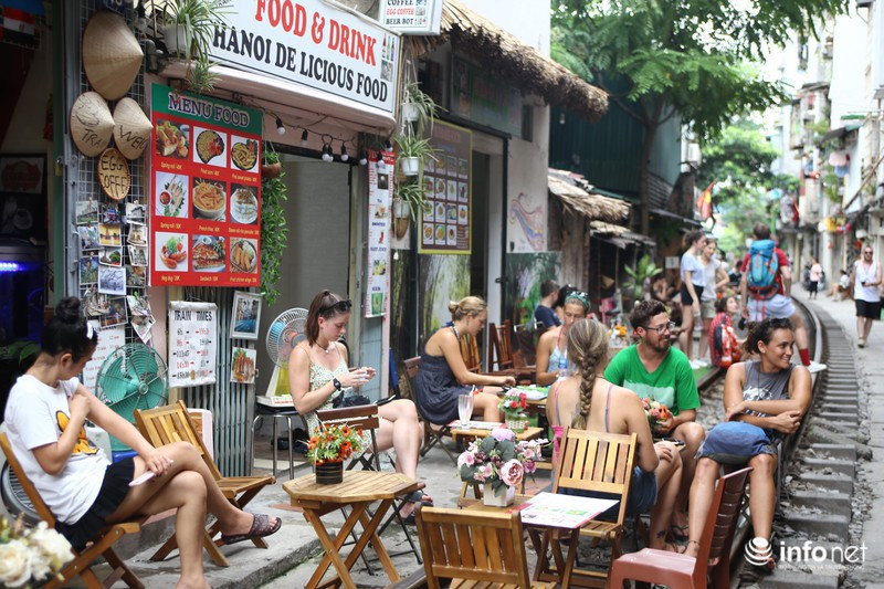 “Mỗi lần qua đây, tôi thường thấy những cháu nhỏ, được phụ huynh cho đi cùng nô đùa cả trên đường sắt rất nguy hiểm”, bạn Thế An cho biết thêm.