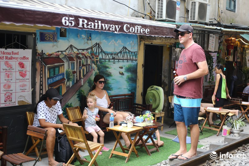 Chính vì lý do đó, Bộ GTVT đề nghị UBND TP Hà Nội giải tán các tụ điểm, hàng quán kinh doanh cafe đường tàu này.