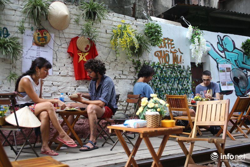 Ngay sau khi có yêu cầu giải tán cafe đường tàu của Bộ GTVT, nhiều người tỏ ra tiếc nuối với một quyết định hành chính có phần vội vã, trong khi một bộ phận khác lại... ủng hộ.