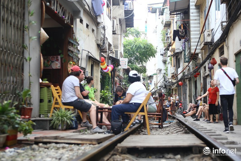 Trái ngược với những ý kiến trên, bạn Văn Thàng (một người hay ra đây chụp ảnh) cho biết: “Tôi thấy việc cấm kinh doanh café trên đoạn đường này là không hợp lý cho lắm. Bởi những quán này có giá rẻ nên đã thu hút được rất nhiều người đến thưởng thức cà phê, chụp ảnh lưu niệm…Vì vậy, đây có thể xem là một điểm du lịch khá thú vị của Hà Nội.