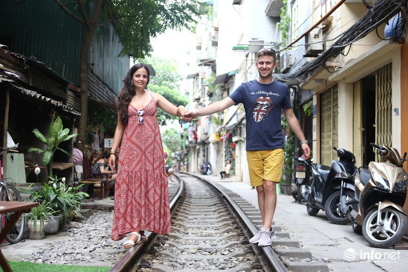 Rất nhiều du khách cả trong và ngoài nước cũng như giới trẻ Hà Thành ra đây uống cafe để xem tàu chạy và chụp ảnh "check-in", nhưng nó cũng tiềm ẩn nhiều nguy cơ gây mất an toàn.