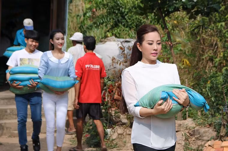 Đoàn đã đến trao tặng tại ba địa điểm là Nhà thờ Rạch Súc (Thành phố Cần Thơ), xã Tân Quới, huyện Bình Tân và xã Hòa Tịnh, huyện Mang Thít, tỉnh Vĩnh Long.