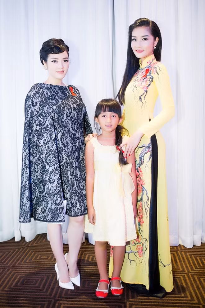 Tại sự kiện, Triệu Thị Hà có dịp gặp gỡ và đọ sắc cùng Lý Nhã Kỳ. Hoa hậu dân tộc Việt Nam 2011 nền nã, duyên dáng trong bộ áo dài sắc vàng, điểm hoa đào truyền thống, trong khi cựu Đại sứ Du lịch Việt Nam nổi bật hình ảnh sang trọng. Nữ diễn viên để lộ chiều cao khiêm tốn khi đứng cạnh người đẹp 9X. Cả hai chụp ảnh cùng bé gái xinh xắn, là khách mời của cộng đồng người nhiễm HIV tại Việt Nam.