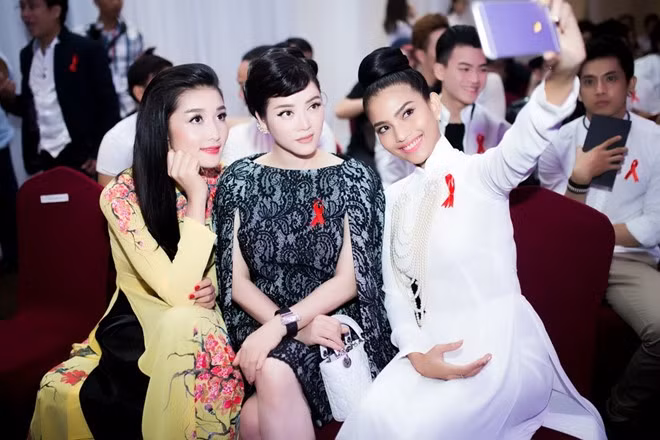 Hoa hậu Trương Thị May diện áo dài đến ủng hộ sự kiện do Mạng lưới người sống chung với HIV (VNP+) tổ chức.