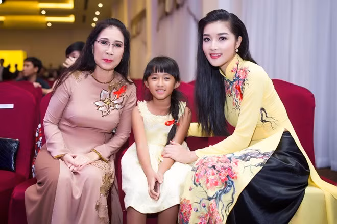 Giống các người đẹp trẻ tuổi, NSƯT Kim Xuân diện trang phục truyền thống sắc trầm tham dự chương trình.