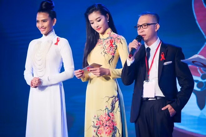 Trong đêm Gala Dải băng đỏ, Triệu Thị Hà tài trợ và trao giải thưởng đặc biệt cho cuộc thi sáng tác tranh cổ động giảm kỳ thị phân biệt đối xử với người nhiễm HIV. Giải thưởng được bảo trợ bởi Kế hoạch cứu trợ khẩn cấp của Tổng thống Mỹ về phòng, chống AIDS (PEPFAR) và Cục phòng chống HIV/AIDS - Bộ Y tế. Đây là sự kiện chính thức trong chuỗi sự kiện chào mừng 20 năm bình thường hóa quan hệ Việt Nam - Hoa Kỳ.