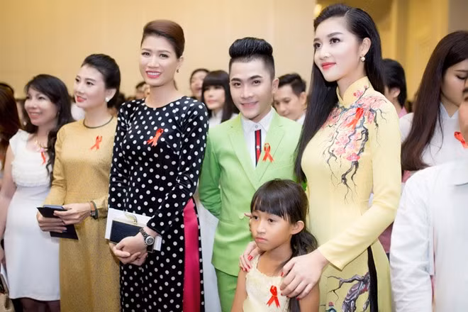 Người mẫu Trang Trần mang thai con đầu lòng 3 tháng cũng nhiệt tình ủng hộ các nội dung trong chương trình. Chân dài sinh năm 1985 diện áo dài họa tiết chấm bi trang nhã.