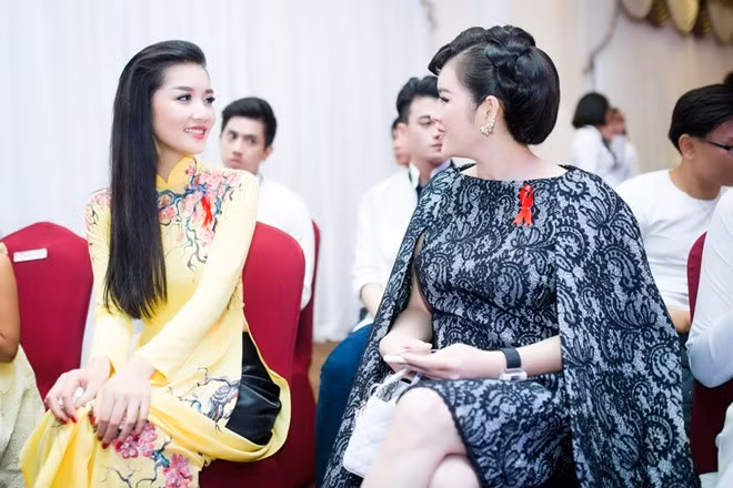 Lý Nhã Kỳ, Triệu Thị Hà làm khách mời danh dự đêm Gala trao giải Dải băng đỏ tối 22/5 tại TP HCM. Đây là giải thưởng tôn vinh các cá nhân thầm lặng cống hiến cho sự nghiệp phòng chống HIV/AIDS tại Việt Nam. Hai người đẹp ngồi hàng ghế đầu, trò chuyện thân mật về các dự án từ thiện đang thực hiện. Triệu Thị Hà vừa sáng lập dự án Triệu ước mơ - Triệu nụ cười hướng đến đối tượng trẻ em nghèo đồng bào dân tộc miền núi, vùng sâu vùng xa. Trong khi đó, cựu Đại sứ Du lịch Việt Nam đang là Chủ tịch Quỹ hỗ trợ phát triển Y tế Giáo dục Việt Nam.​