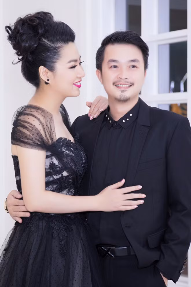 Nữ diễn viên được ông xã diện trang phục đôi, thân thiết ở sự kiện.