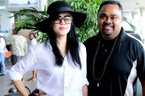 Ngay sau khi vừa có mặt tại sân bay vài phút để đưa hành lý lên xe và kịp tạo dáng trước ống kính, vợ chồng Thu Phương đã vội vàng lên xe để chạy thẳng tới Hãng phim Giải phóng để chuẩn bị tập luyện cho đội thí sinh của cô sẽ tham gia vòng "Đối đầu" sắp tới.