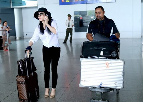 Sau khi lấy hành lý xong, vợ chồng nữ ca sĩ cùng bước ra cổng để gặp người thân đưa đón.