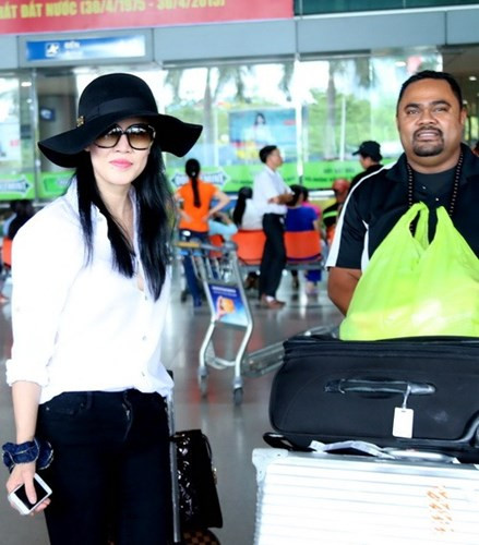 Dù đã làm mẹ của 4 đứa con nhưng cô vẫn không khác nhiều so với thời trẻ, càng ngày nữ ca sĩ càng mặn mà, đằm thắm hút ánh nhìn.