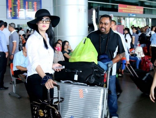 Cũng như mọi lần về nước, cô luôn xuất hiện cùng chồng.