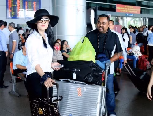 Cũng như mọi lần về nước, cô luôn xuất hiện cùng chồng.