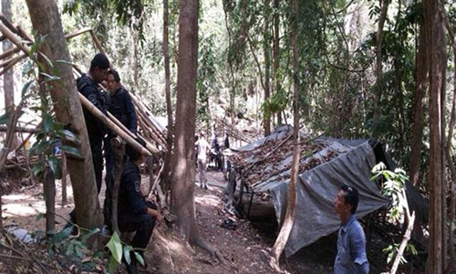 Phát hiện 3 người kiệt sức trong trại buôn người Thái Lan Phát hiẹn 3 nguòi kiẹt súc trong trai buon nguoi Thái Lan