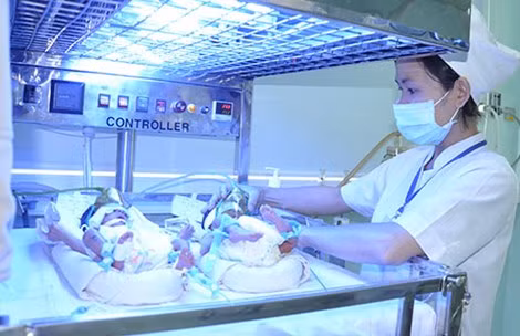 Dẻ roi 2 dúa con mọt lúc tren xe taxi ỏ TP HCM