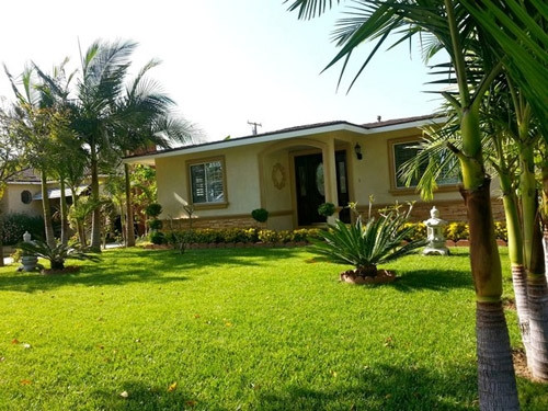 Quang Lê là một trong những nam ca sĩ thành công nhất theo con đường nhạc dân ca truyền thống. Thu nhập từ việc hoạt động nghệ thuật cho phép anh hưởng thụ một cuộc sống sung túc ở phương trời Tây. Tuy vậy, ngôi nhà ở một vùng ngoại ô California, Mỹ của anh lại khá giản dị so với mặt bằng chung ở nước ngoài.