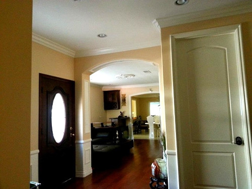 Các không gian chức năng thông với nhau khiến căn nhà luôn thoáng đãng, mát mẻ.